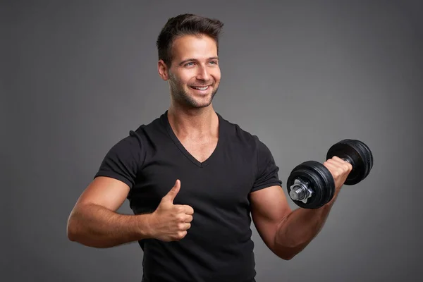 젊은 남자가 체중을 늘림 — 스톡 사진